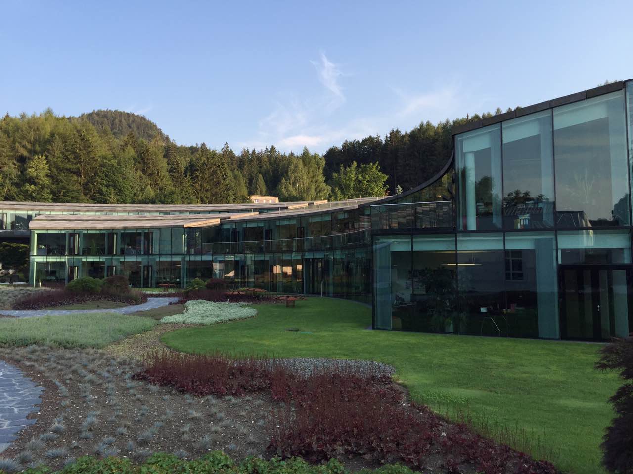 余教授奧地利鄉村行：紅牛辦公室建筑的聯(lián)想